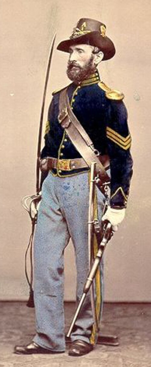 Photographie de 1866 d'un modèle montrant l'uniforme correct du sergent de la 1ère cavalerie américaine de la compagnie « A » portant le chapeau Hardee en grande tenue
