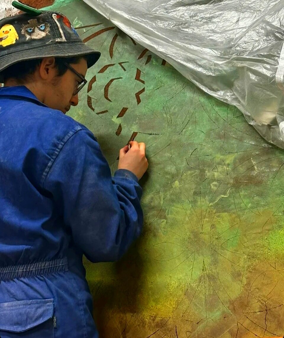 Un artiste de Pedraza crée une fresque murale en sgraffites à l'école d'art et de design Casa de los Picos, Ségovie