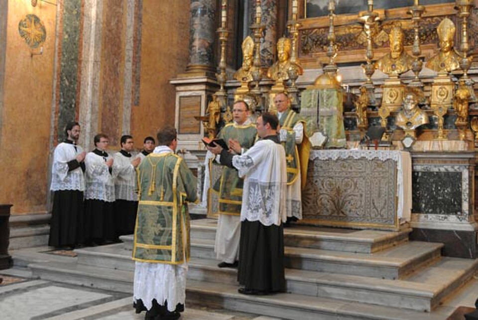 Des prêtres célébrant une messe.