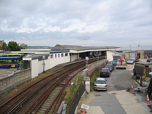 Gare de Ryde Esplanade avec un quai utilisé et l'autre hors service. Ryde, île de Wight, Hampshire, Angleterre