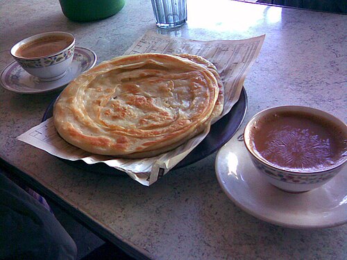 Paratha servi avec du thé dans un hôtel pakistanais