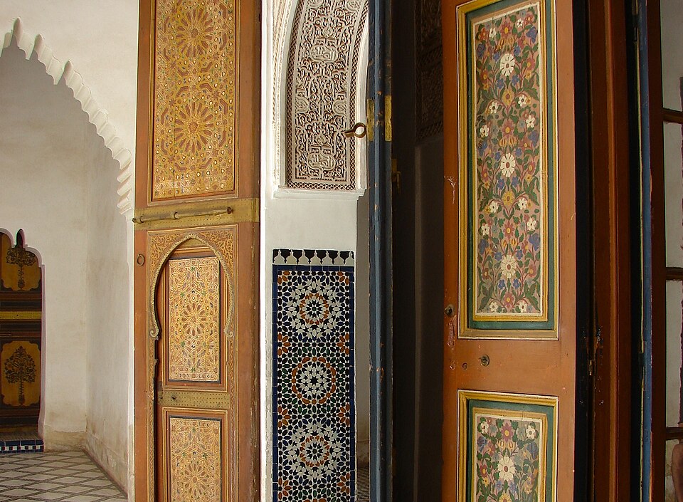 Divers styles décoratifs islamiques vernaculaires sont présents au Maroc : panneaux de bois, zelliges, calligraphie en stuc et panneaux de porte à motifs floraux.