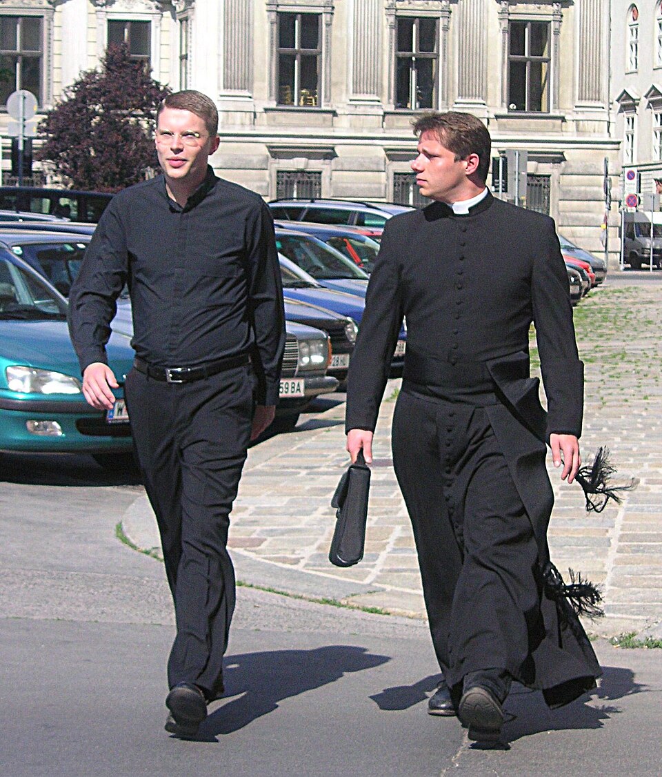 Vêtements cléricaux portés par les prêtres catholiques