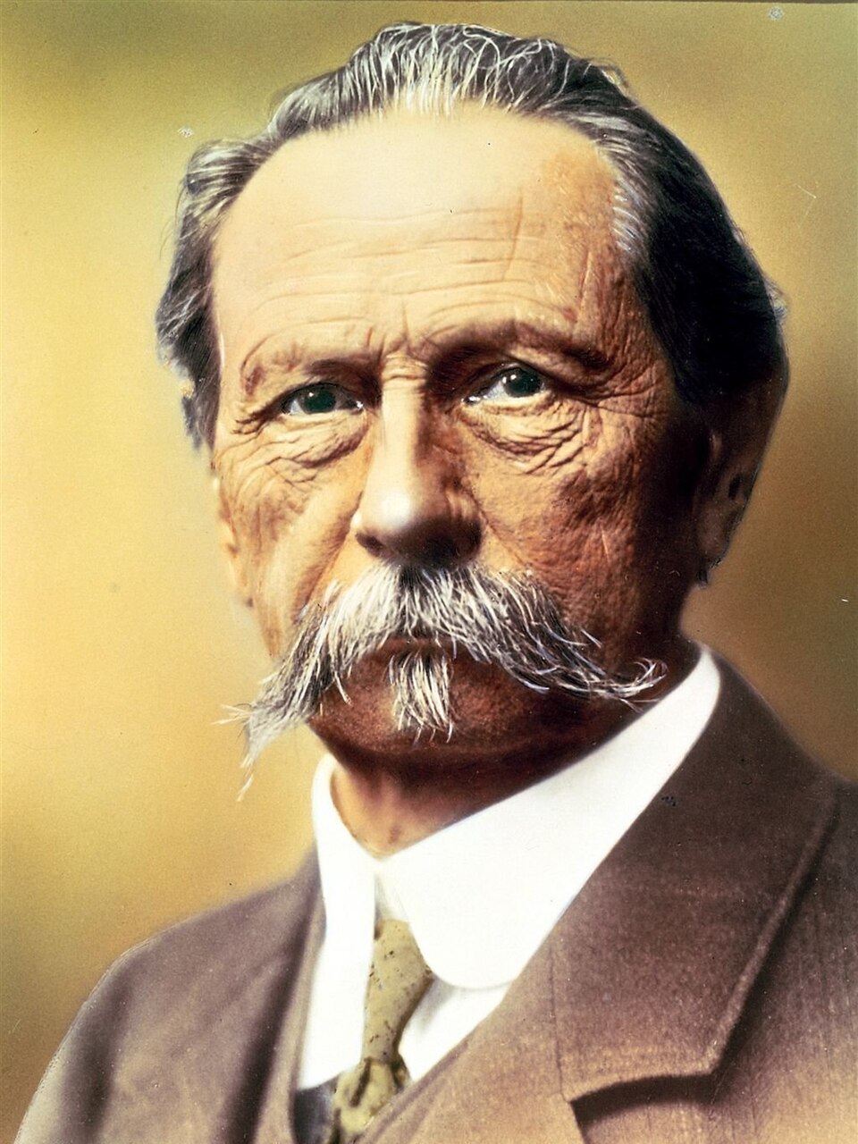 Carl Benz, inventeur de la voiture moderne et père de l'industrie automobile.