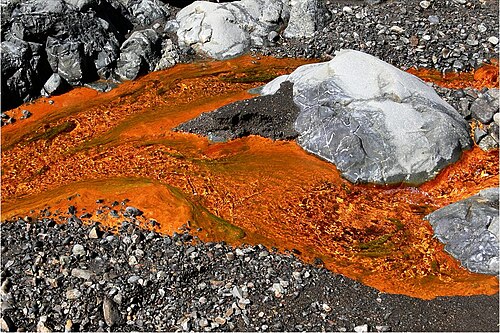Limonite déposée par les eaux de ruissellement de la mine