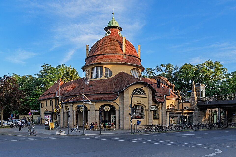 La station Mexikoplatz à Berlin par Gustav Hart et Alfred Lesser (1902–1904)