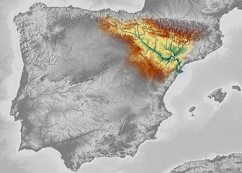 Image satellite en noir et blanc de la péninsule ibérique, mais la vallée de l'Èbre à la frontière entre l'Espagne et la France utilise des couleurs allant du rouge au bleu pour indiquer la topographie et l'altitude