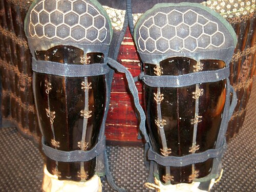 Jambières de samouraï japonaises, ou suneate. La zone du genou est dotée de plaques de fer hexagonales appelées kikko cousues à l'intérieur du tissu.