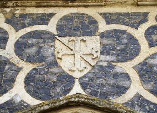 Les armes penchées de Sir Guy Ferre (mort en 1323) : un fer de moline sur toute une ceinture, à Butley Priory, Suffolk