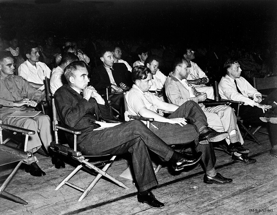Une foule assise sur des chaises pliantes