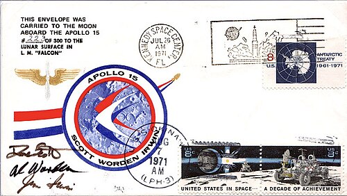 Un rectangle avec le titre « Une enveloppe postale lunaire d'Apollo 15 » avec un logo au milieu. En dessous se trouvent deux cadres plus petits. L'un d'eux comporte un texte certifiant que ce qui se trouve en dessous a été envoyé vers la Lune et retour, signé par le commandant de vol David Scott. En dessous se trouve une enveloppe avec des timbres, des logos et des cachets postaux.