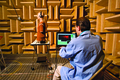 Tests de casques audio en chambre anéchoïque