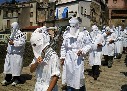 Une confrérie de pénitents en Italie mortifiant la chair avec des disciplines dans une procession de sept heures ; des capuchons semblables à la capirote sont portés par les pénitents afin de ne pas attirer l'attention sur eux, mais sur Dieu (2010)
