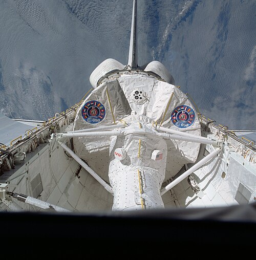 La navette Columbia lors de la mission STS-9 avec le module Spacelab LM1 et le tunnel dans sa soute